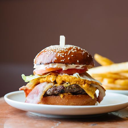 Pan Pacific Perth Hotel Kültér fotó A burger with fries