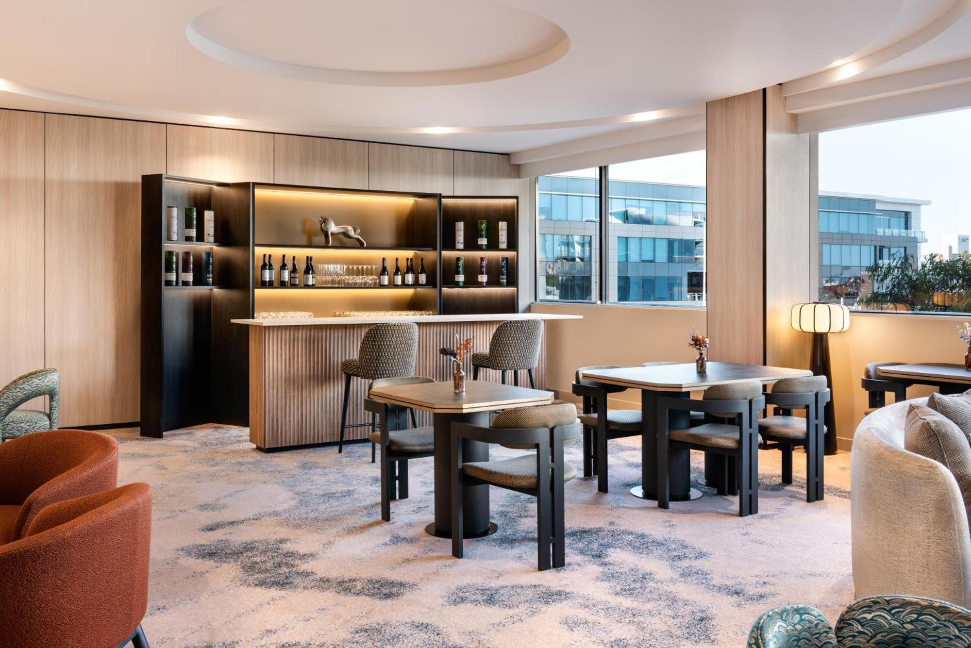 Pan Pacific Perth Hotel Kültér fotó The Club lounge at London Heathrow Airport